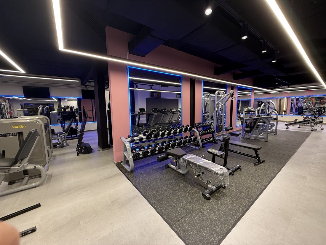 Dumbbell rack and benches in front of mirrors